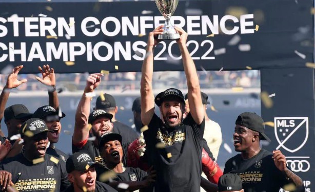 尤文旧将基耶利尼随洛杉矶FC夺得西部决赛冠军，为自己再添一座冠军！