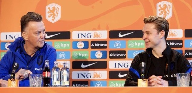荷兰队主帅范加尔称赞了球队中场大将德容！