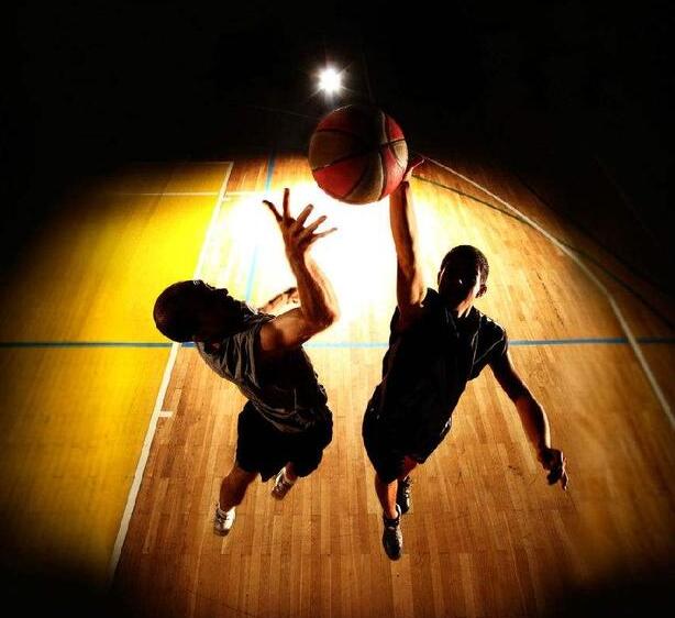 足球和篮球哪个更消耗体力？