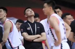 辽宁男篮新任主教练杨鸣领到自己教练生涯来第一次技术犯规！