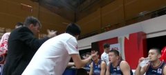 惨遭大逆转，江苏男篮队员被教练怒斥打球像女孩子！