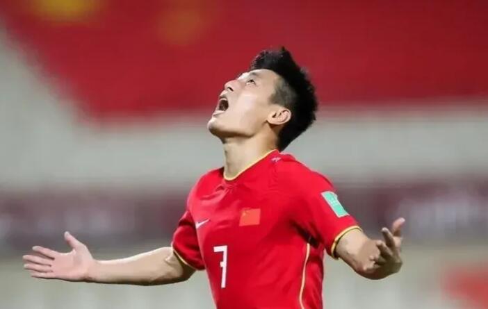 国足前场核心武磊碾压孙兴慜，以36.69%的票数当选世界杯亚预赛月度最佳。