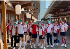 中国女排去训练馆途中被日本球迷围观