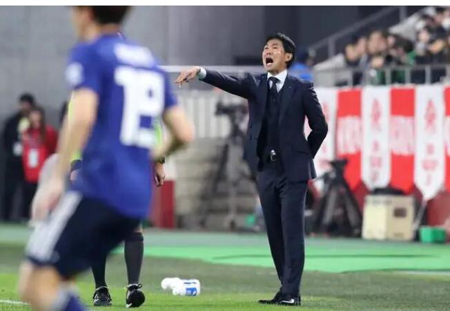 国足应该排出什么阵型应对日本队的冲击？