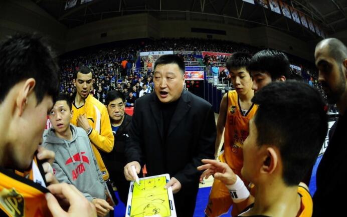 广西威壮在NBL拿下冠军，主教练是年轻的杨钦
