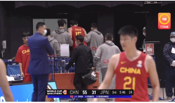 中国男篮大胜日本，周琦受伤离场。