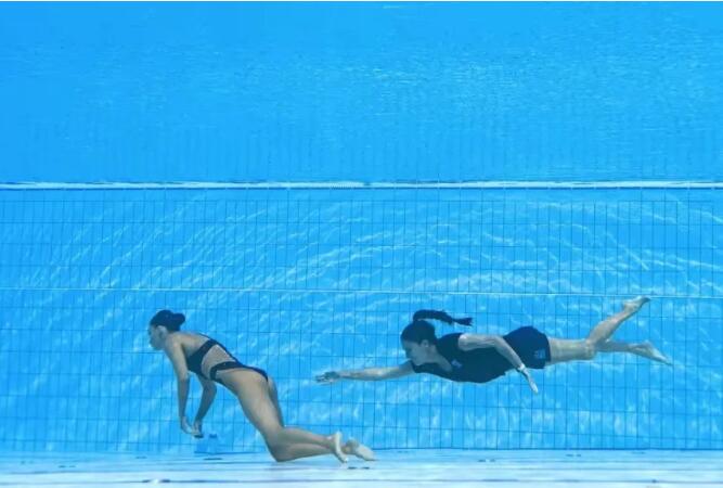 美国花游女将泳池昏厥 沉入水底