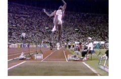 跳远世界纪录有多夸张？91年鲍威尔8米95的惊天一跳。