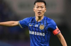 为什么国足队长吴曦因为一次躲球被喷得这么惨？