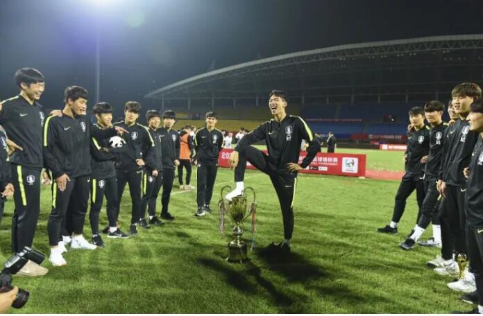 2019年熊猫杯韩国球员脚踩奖杯