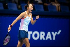 WTA500东京赛，郑钦文在4-1局分领先情况下，被对手逆转
